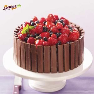 kitkat-strawberry-fruit-cake