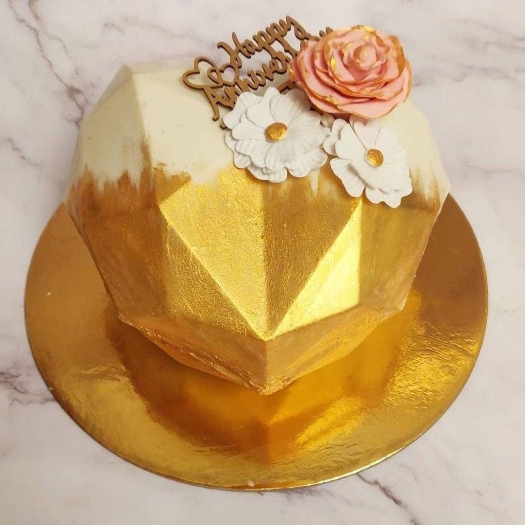 Gold Diamond Smash Pinata Cake